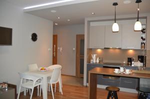 Kuchyňa alebo kuchynka v ubytovaní Apartament z widokiem na morze