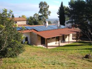 dom z panelami słonecznymi na dachu w obiekcie Pian del Noce w mieście Magliano in Toscana