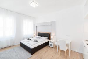 een slaapkamer met een bed, een tafel en een bureau bij Astoria Flats 1 in Boedapest