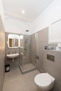 ein Bad mit einer Dusche, einem WC und einem Waschbecken in der Unterkunft Astoria Flats 1 in Budapest