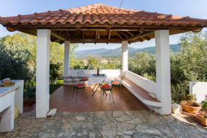 une pergola avec une table et des chaises sur une terrasse dans l'établissement Holiday Home Green Lagoon, à Janjina