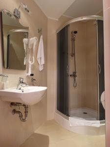 A bathroom at Vesta Hotel