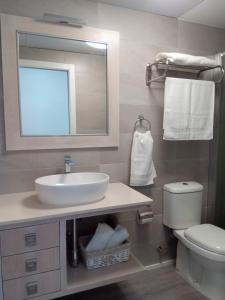ein Badezimmer mit Waschbecken, Toilette und Spiegel in der Unterkunft Beach House in Puerto de Mazarrón + 21 Fotos