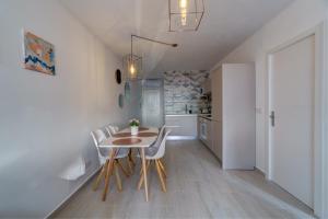 a kitchen and dining room with a table and chairs at Edificio Thader - Ciudad Quesada in Ciudad Quesada