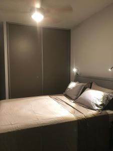 um quarto com uma cama grande num quarto em 100 rue Suffren em Saint-Pierre