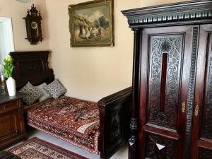 a bedroom with a bed and a painting on the wall at Mátrai Vadászház in Mátraterenye