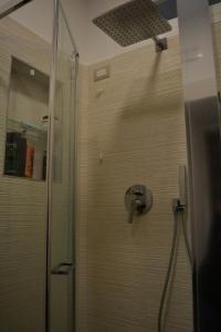 una ducha con cabezal de ducha en un baño en Le 13 Fontane, en Salerno