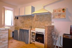 cocina con fogones horno superior junto a una ventana en Casa Morellini en Ortonovo