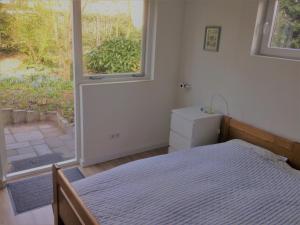 a bedroom with a bed and a window at Het Duintje in Castricum