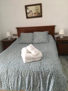 Una cama con un montón de toallas. en Apartamento céntrico, en Ceuta