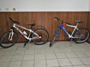due biciclette parcheggiate l'una accanto all'altra in una stanza di Casa Vincenzina a Finale Ligure