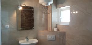 A bathroom at Apartmani Sijaric