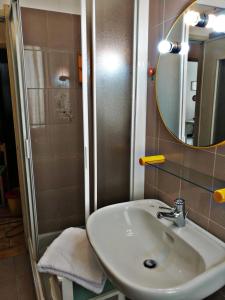 un bagno con lavandino e doccia con specchio di Casa Vincenzina a Finale Ligure Altre 11 foto