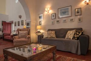 Una sala de estar con un sofá y una mesa de café. en Casa da Frente, en Borba