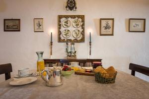 einen Esstisch mit Speisen und Getränken darauf in der Unterkunft Casa da Frente in Borba