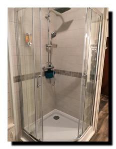 um chuveiro com uma caixa de vidro na casa de banho em BnBesak Besancon Micropolis em Besançon