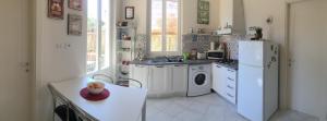kuchnia z lodówką, pralką i suszarką w obiekcie Crawford Home w mieście Sant'Agnello +24 zdjęcia