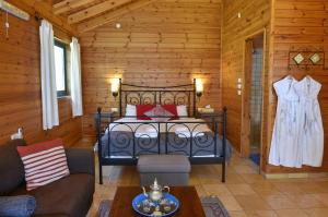 una camera da letto con un letto e un vestito appeso a un muro di Zimmers at the Forest ad Amirim