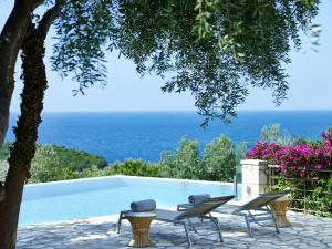 una vista sull'oceano dal patio di una villa di Villa Ioli- Beachfront Luxury Residence a Igoumenítsa
