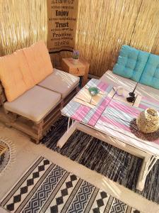 un soggiorno con divano e tavolo di Votsalon Beach House a Katastárion