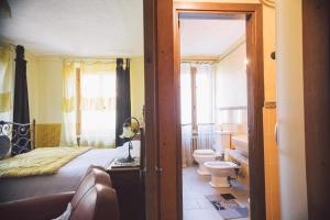 a bedroom with a bed and a toilet and a sink at Mulìn Turcìn in Coassolo Torinese