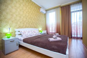 - une chambre avec un lit et 2 serviettes dans l'établissement Artemida Apartment TBS, à Tbilissi