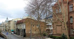 GLOBAL HOSTEL - Marjanishvili في تبليسي: مجموعة مباني على شارع المدينة