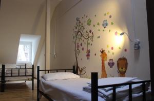 GLOBAL HOSTEL - Marjanishvili في تبليسي: غرفة نوم بسريرين وجدار جداري