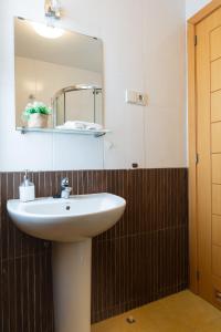 ein Badezimmer mit einem weißen Waschbecken und einem Spiegel in der Unterkunft Precioso Apartamento la Marina in Rincón de la Victoria + 47 Fotos
