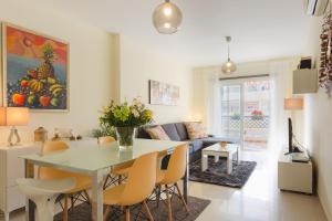 ein Wohnzimmer mit Tisch und Couch in der Unterkunft Precioso Apartamento la Marina in Rincón de la Victoria