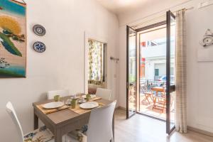 a dining room with a wooden table and chairs at Casa Vacanza Teti in Marina di Ragusa