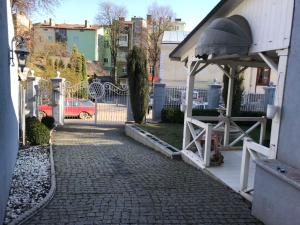 ein Tor zu einem Haus mit einem Ziegelsteinweg in der Unterkunft Pelican Guest House & Hostel in Czernowitz + 43 Fotos