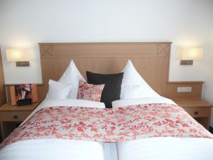 Postel nebo postele na pokoji v ubytování Hotel Garni Rheinpracht