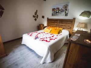Ένα ή περισσότερα κρεβάτια σε δωμάτιο στο Casa Spa El Capricho de Miguel +27 φωτογραφίες