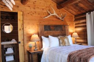 Tempat tidur dalam kamar di Elkhorn Cabins and Inn
