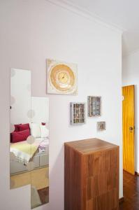 Zimmer mit einem Bett und einem Holzschrank in der Unterkunft Beija-Flor House in Ribamar