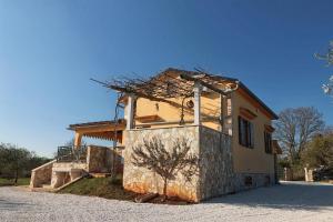 a small house on the side of a road at Casa Vesna in Rovinj
