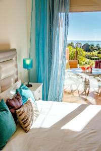 - une chambre avec un lit et une vue sur une table dans l'établissement Seaview Luxury Penthouse Apartment 24 hour security and Underground Parking, à Estepona