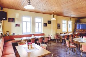 ein Restaurant mit Tischen und Stühlen in einem Zimmer in der Unterkunft Landgasthof Schwabhausen in Schwabhausen