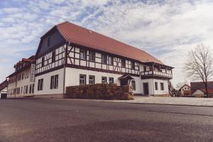 SchwabhausenにあるLandgasthof Schwabhausenの赤い屋根の大きな白い建物