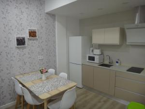 a small kitchen with a table and chairs in it at Una Ubicacion Perfecta in Valencia