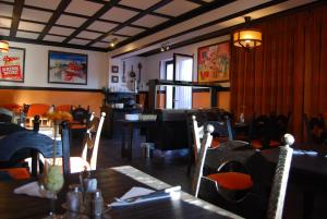 una sala da pranzo con tavoli e sedie in un ristorante di Haus Andrea a Seeboden