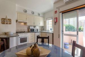 Køkken eller tekøkken på Praia da Rocha, Algarve Sunny Apartment
