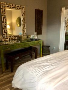 Postel nebo postele na pokoji v ubytování GREY GARDENS HAMILTON Instant Hotel & Guest House