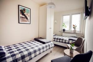 niewielka sypialnia z 2 łóżkami, stołem i krzesłami w obiekcie Chmielna - City Center Residence w Warszawie