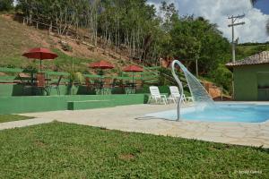 einen Pool mit einem Brunnen im Hof in der Unterkunft Pousada Dona Felicidade in Cunha
