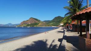 穆里奇村的住宿－Casa Costa Verde-Muriqui，享有棕榈树海滩和大海的景色