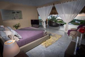 um quarto com uma cama e vista para o oceano em Samora Luxury Resort em Santa María Colotepec