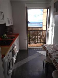 サン・セバスティアンにあるPlaya Zurriola Vistas al Marの海の景色を望むバルコニー付きのキッチン