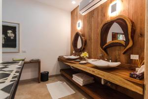 Un baño de Samora Luxury Resort